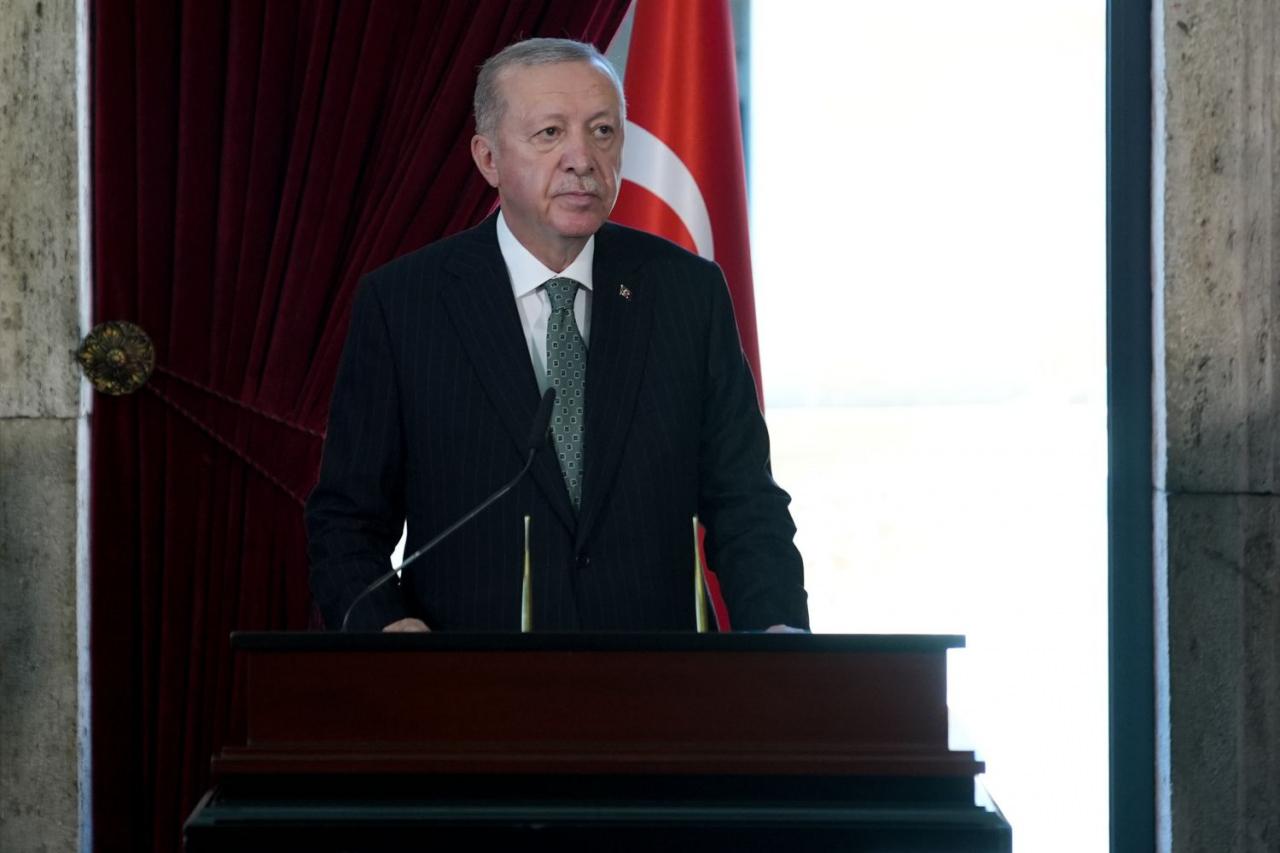 Anıtkabir Özel Defteri'ni imzalayan Erdoğan'ın açıklama yaptığı anlardan bir kare