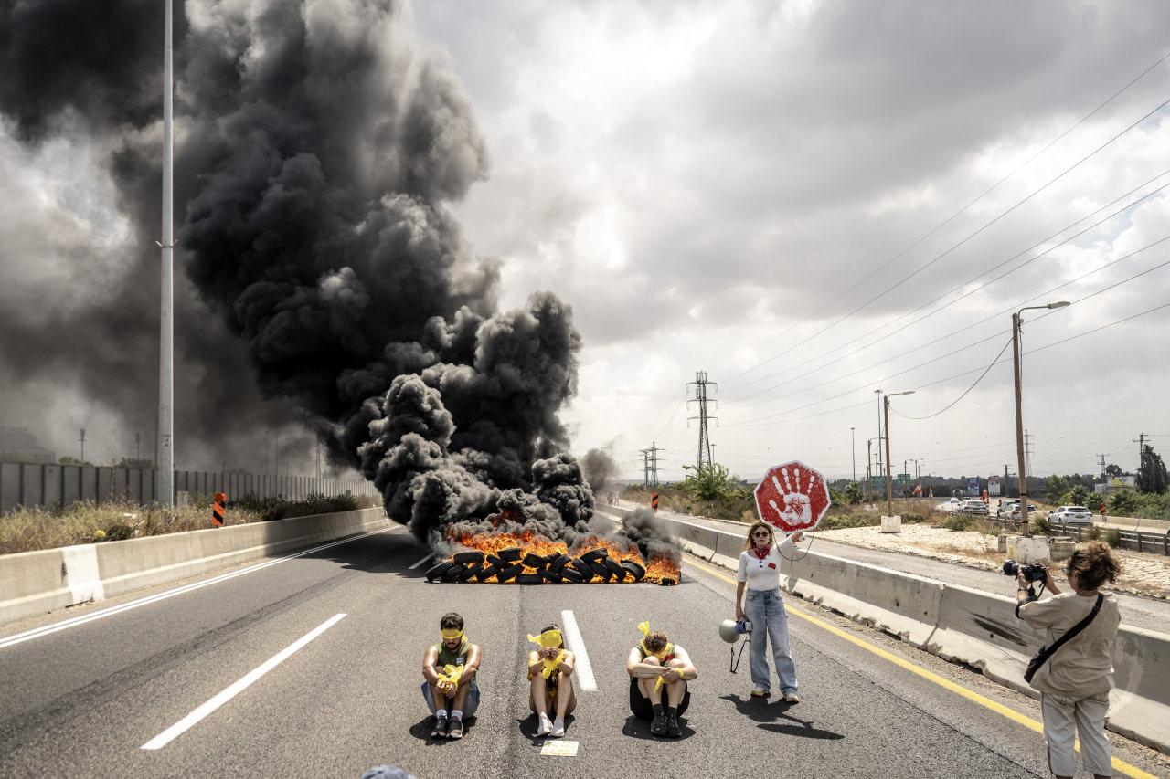 Trafiği kapatan göstericiler