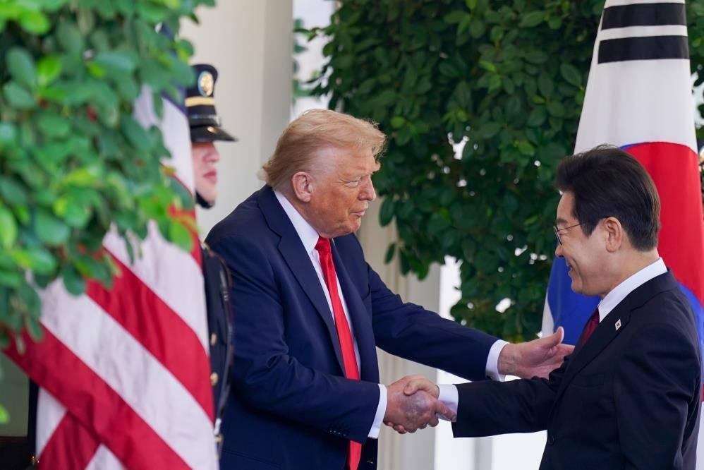 ABD Başkanı Donald Trump'ın elindeki morluk dikkat çekti.