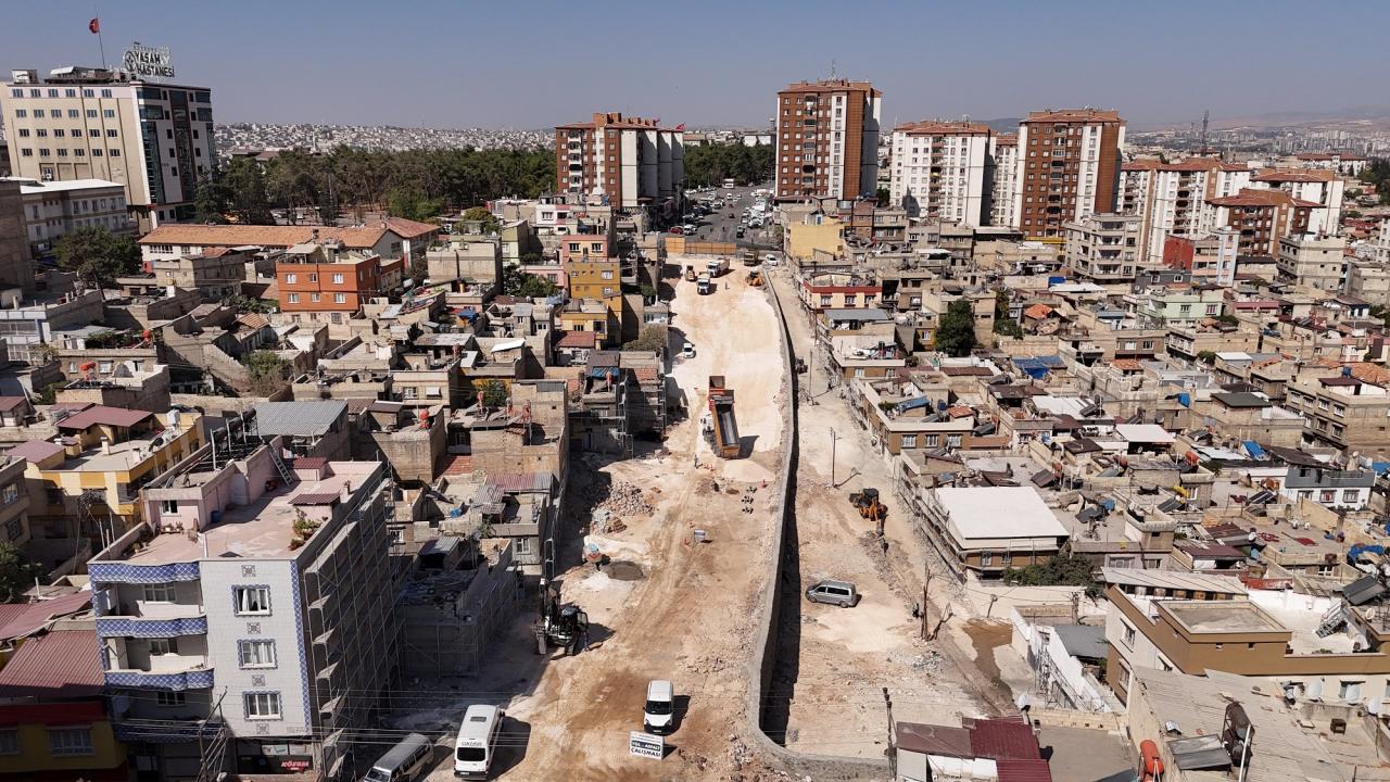 Yol çalışmaları devam ediyor. 