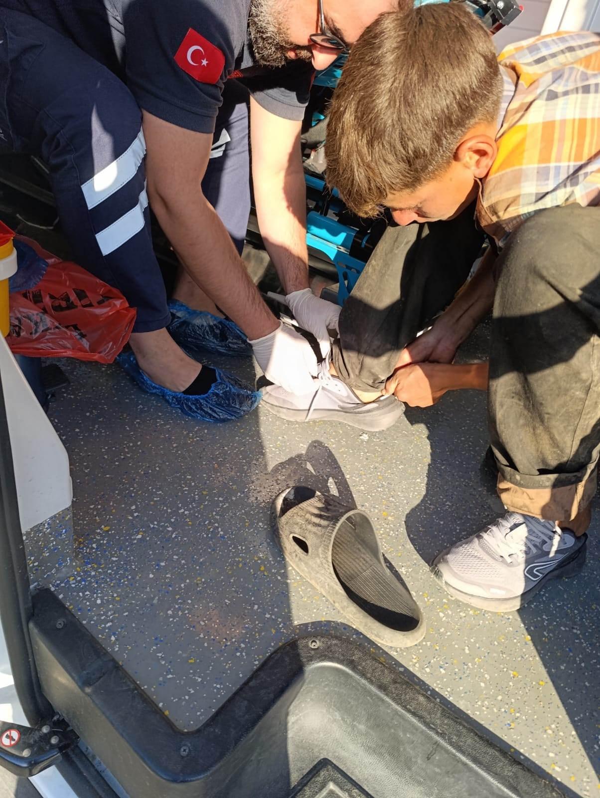 Müdahale sırasında terlikleri kesilen çocuğa, ayakkabı giydiriliyor. 