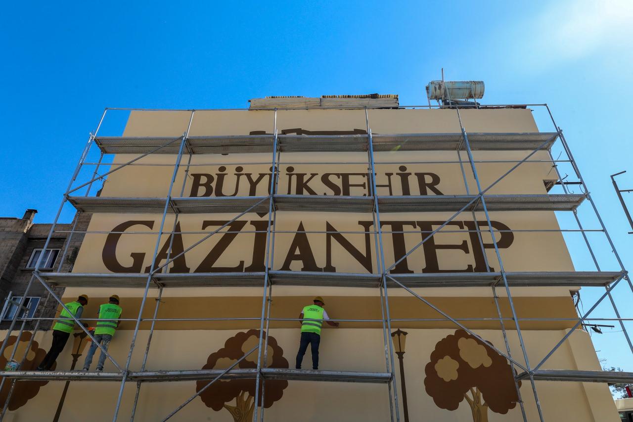 Şehrin çehresi renkleniyor. 