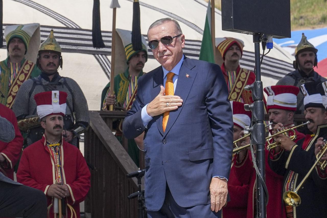 Cumhurbaşkanı Recep Tayyip Erdoğan, Bitlis'in Ahlat ilçesindeki Recep Tayyip Erdoğan Millet Bahçesi'nde düzenlenen Malazgirt Zaferi'nin 954. yıl dönümü programına katıldı.