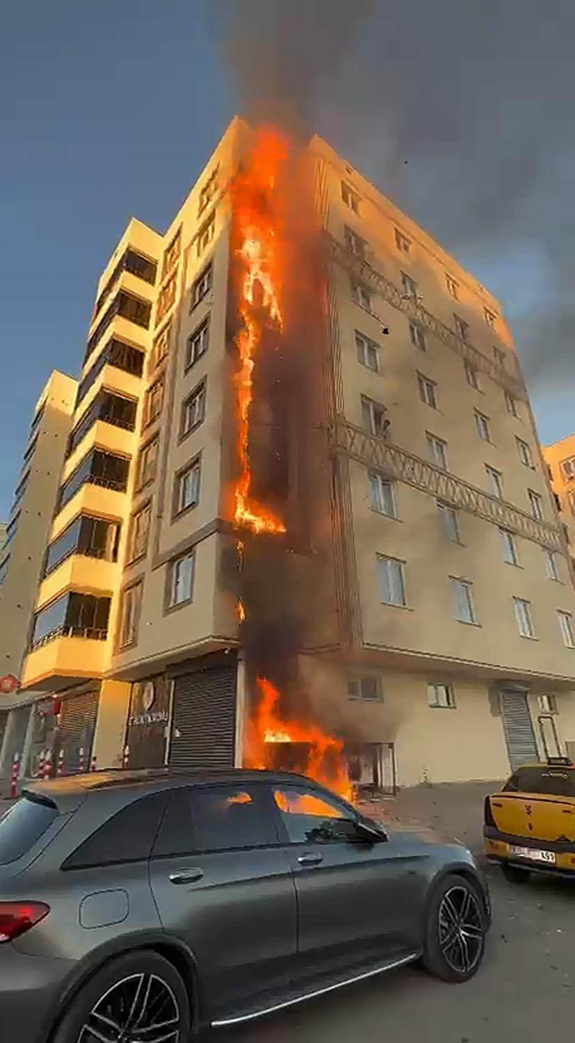 Yangın çıkan 8 katlı bina