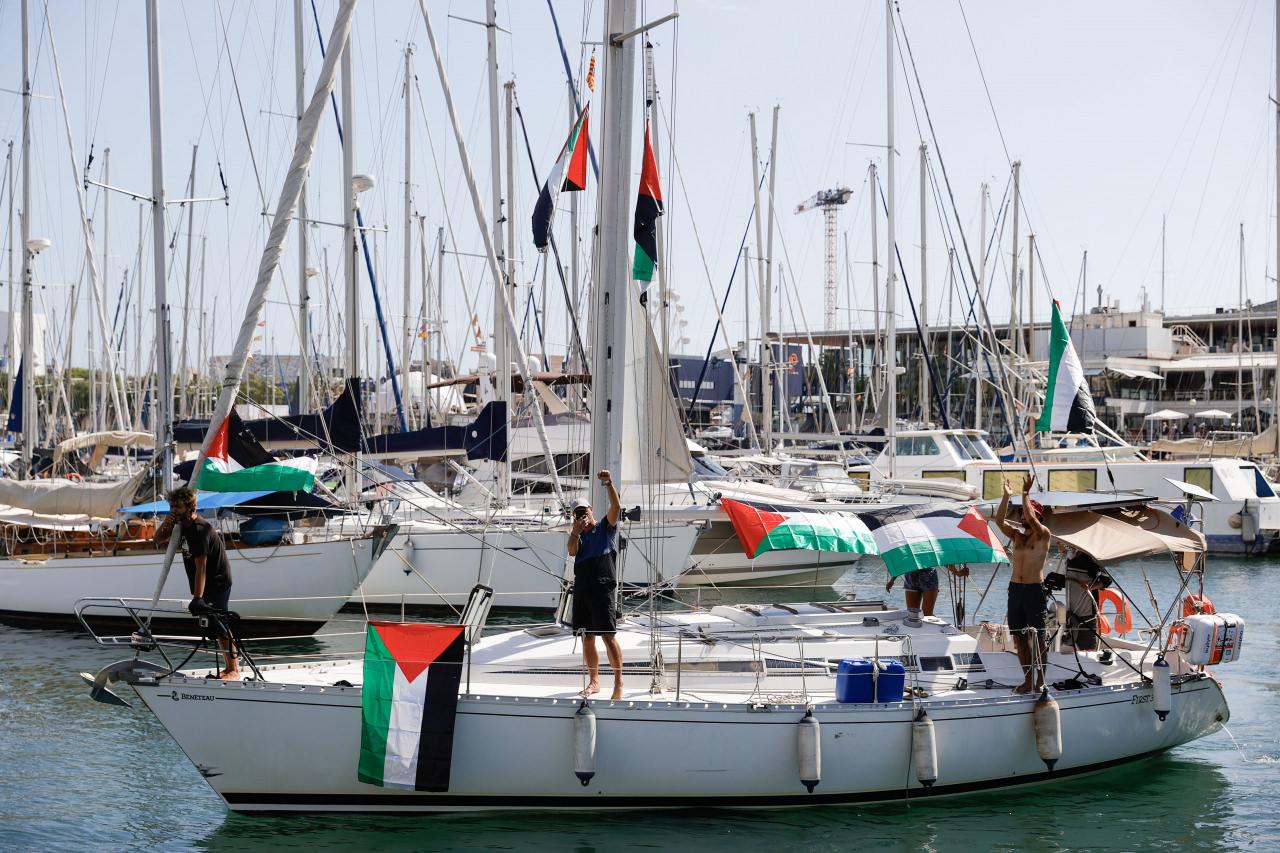 Filistin ile dayanışma ve İsrail'in ablukasını kırmak için 44'ten fazla ülkenin desteğiyle Küresel Sumud Filosu (Global Sumud Flotilla) adıyla oluşturulan uluslararası sivil yardım filosuna bağlı tekneler İspanya'nın Barselona kentinden Gazze'ye doğru yola çıktı.