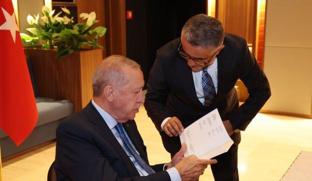 Prof. Dr. Yusuf Özkır yeni kitabını Cumhurbaşkanı Erdoğan’a takdim etti