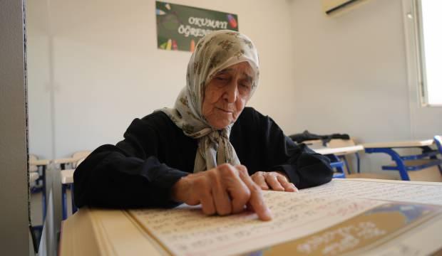 Fadile teyzenin azmi gıpta ettirdi: 87 yaşında Kur'an-ı Kerim okumayı öğrendi