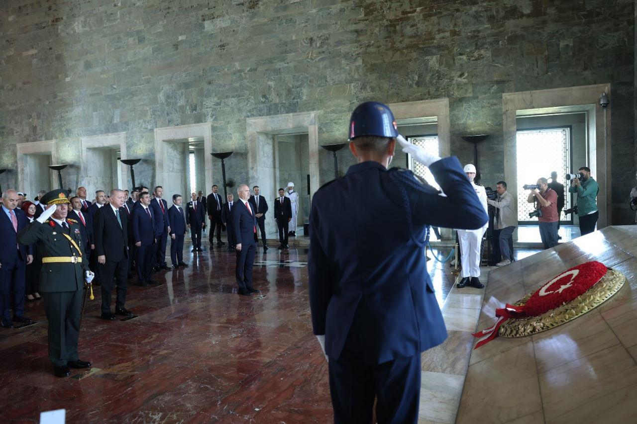 Devlet erkanının Atatürk mozolesine çelenk bırakma töreninden bir görüntü