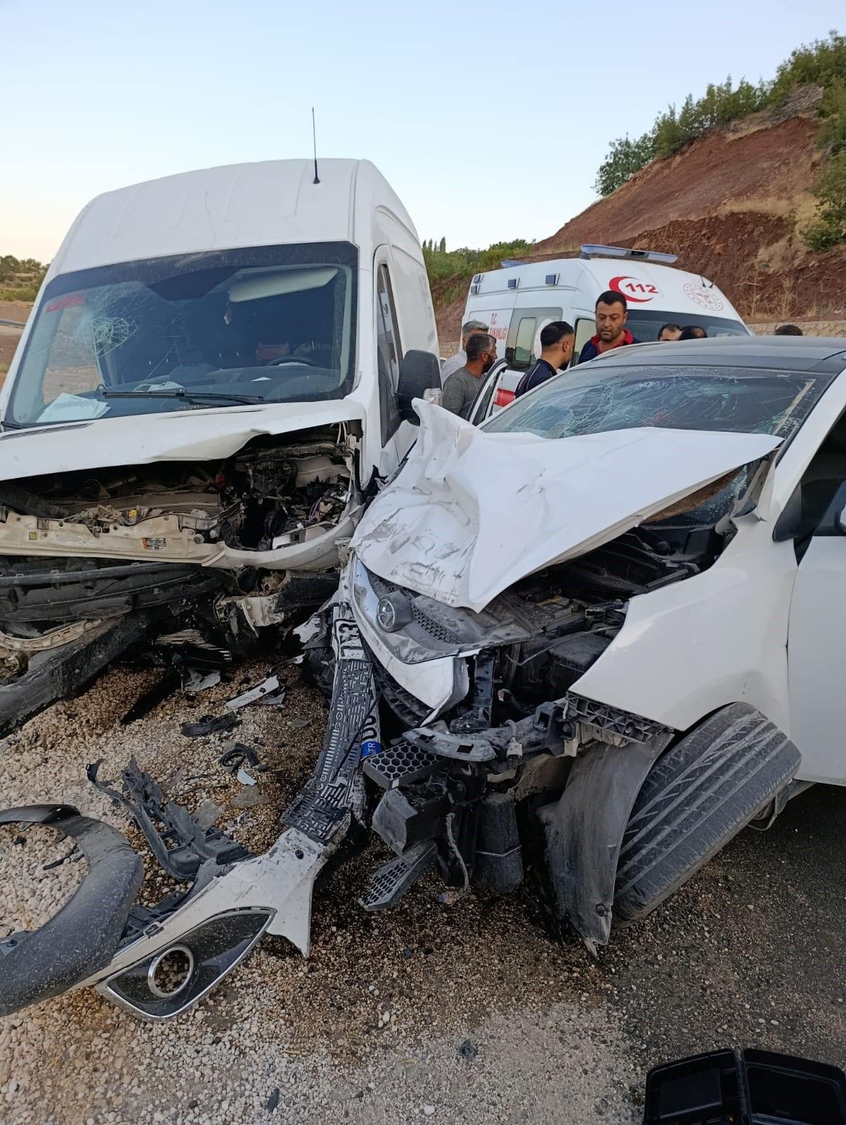 Minibüs ve otobüs çarpıştı. 