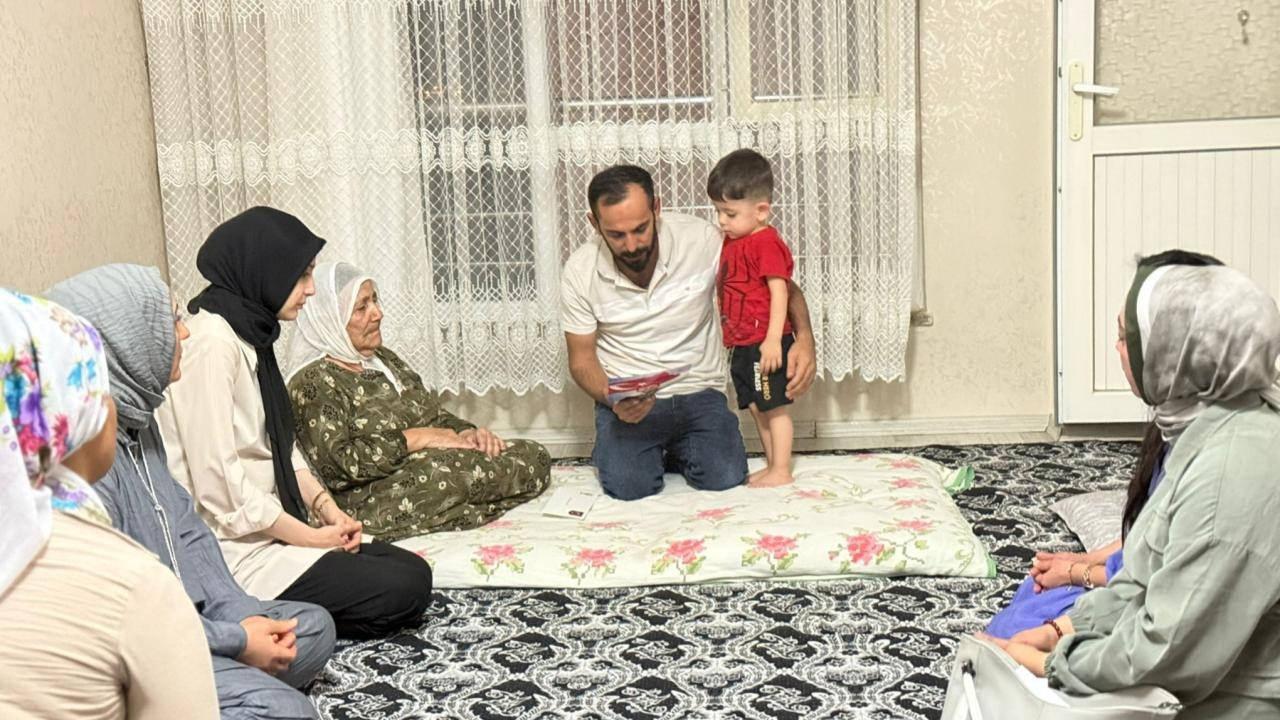 Cumhurbaşkanı ve AK Parti Genel Başkanı Recep Tayyip Erdoğan'ın şehit ailelerine gönderdiği mektup, Siirt'te teslim edilmeye başlandı.