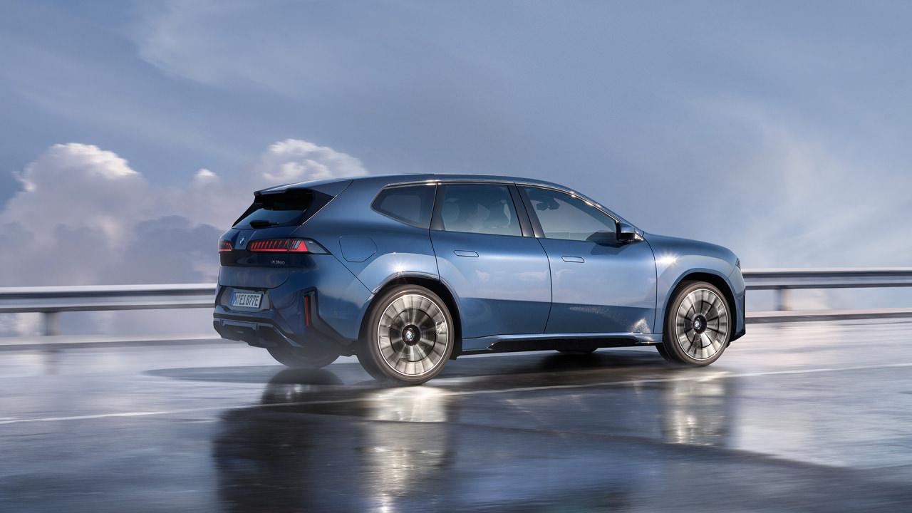 600 km’ye varan menzil, hızlı şarj desteği ve gelişmiş sürüş teknolojileriyle yeni BMW iX3, elektrikli SUV dünyasında standartları yeniden belirlemeye hazırlanıyor.
