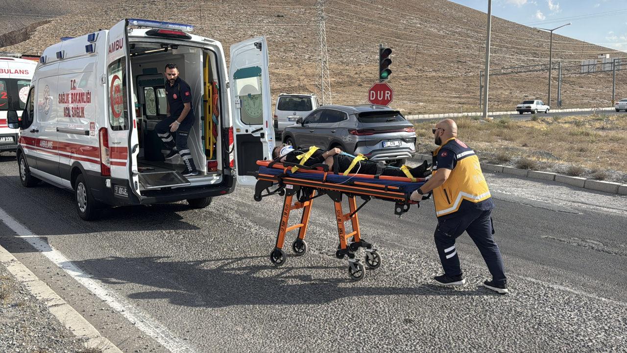 Niğde'de refüje çarpan otomobilin sürücüsü yaralandı