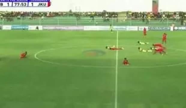 Arı sürüsü sahayı bastı! Futbolcular ne yapacağını şaşırdı