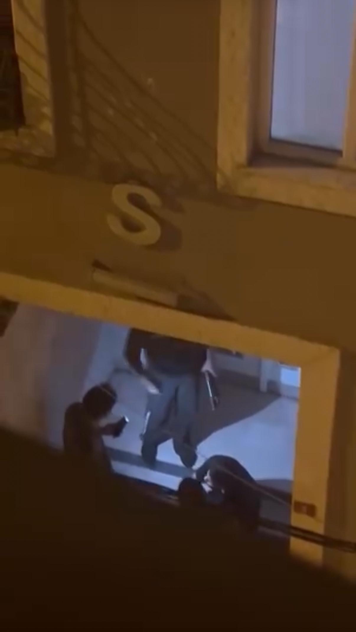 Kimliği belirsiz kişinin pompalı tüfekle fotoğraf çektirdiği anlar. 