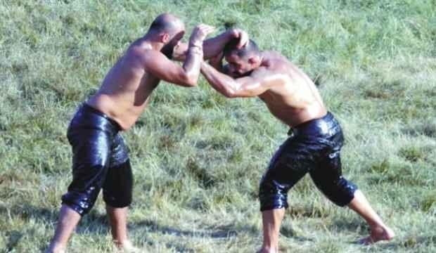Tarihi Elmalı Yağlı Güreşleri başlıyor! İki güreşçi ön planda