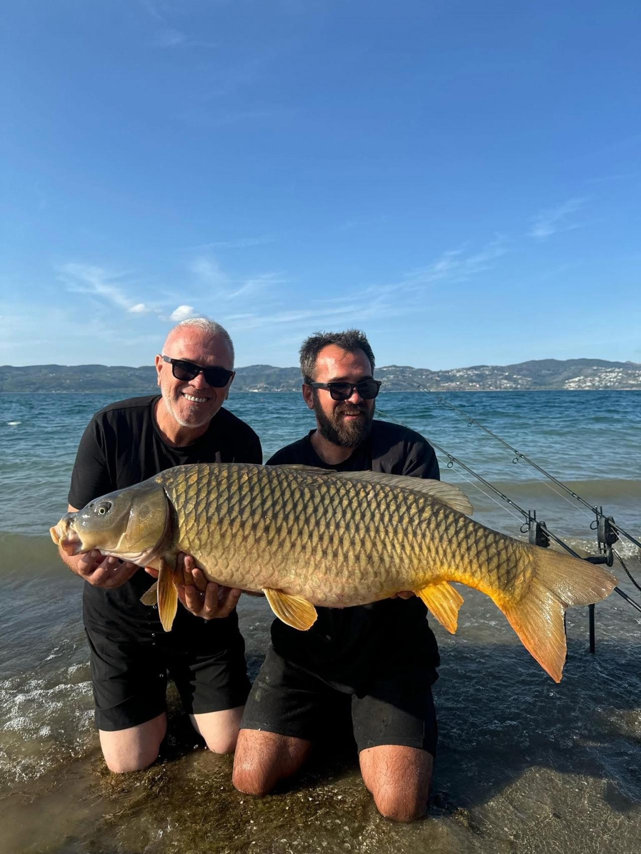 18 kilogramlık dev balık ile fotoğraf çektirdiler. 