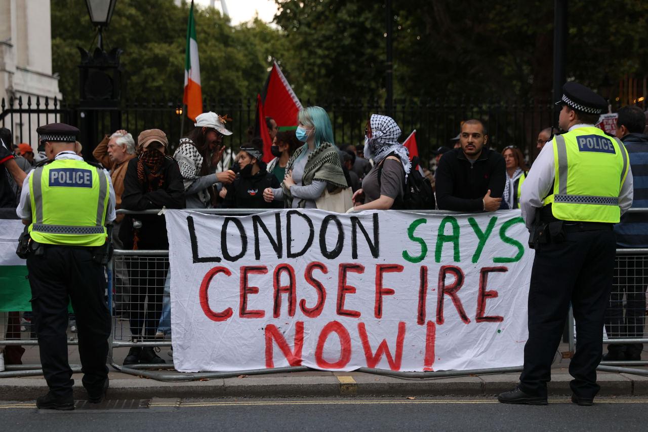 İngiltere’nin başkenti Londra’da, Başbakanlık konutunun bulunduğu Downing Street’te toplanan Filistin yanlısı göstericiler, İsrail Cumhurbaşkanı Isaac Herzog’un ziyareti öncesinde protesto düzenledi. Göstericiler, Herzog’un ülkeye gelişinde tutuklanması çağrısında bulundu.