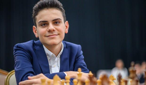 2008 doğumlu Ediz, d&uuml;nya şampiyonu Hintli rakibi Gukesh'i mağlup etti