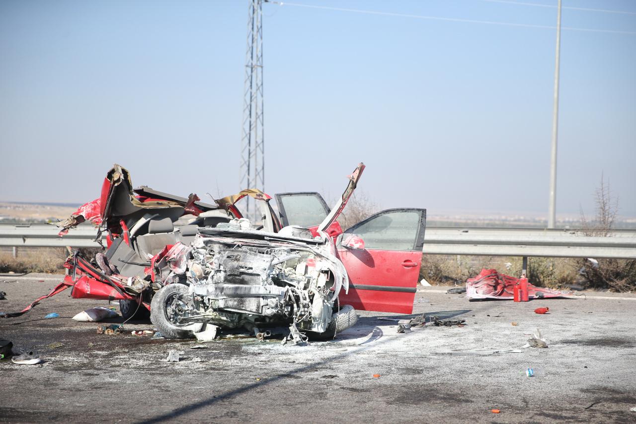 Kazada otomobilin adeta parçalara ayrıldığı görüldü. 