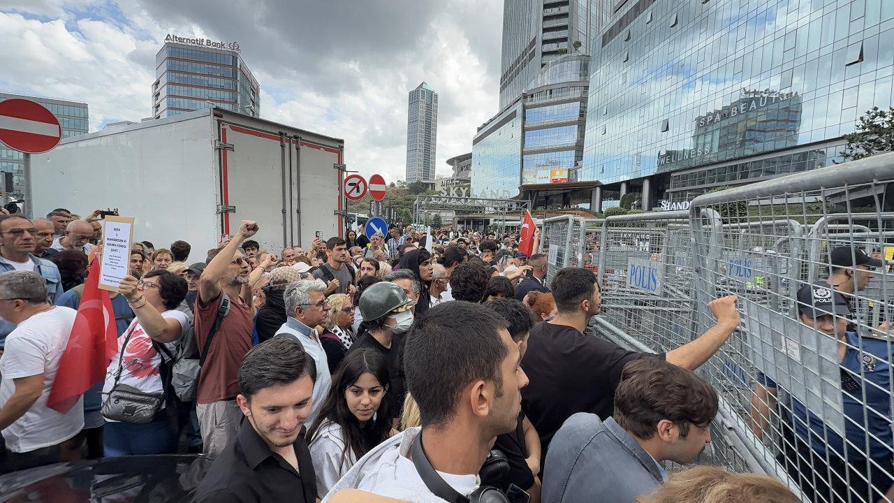 İstanbul İl Binası önünde yaşanan gerginlikten bir görüntü
