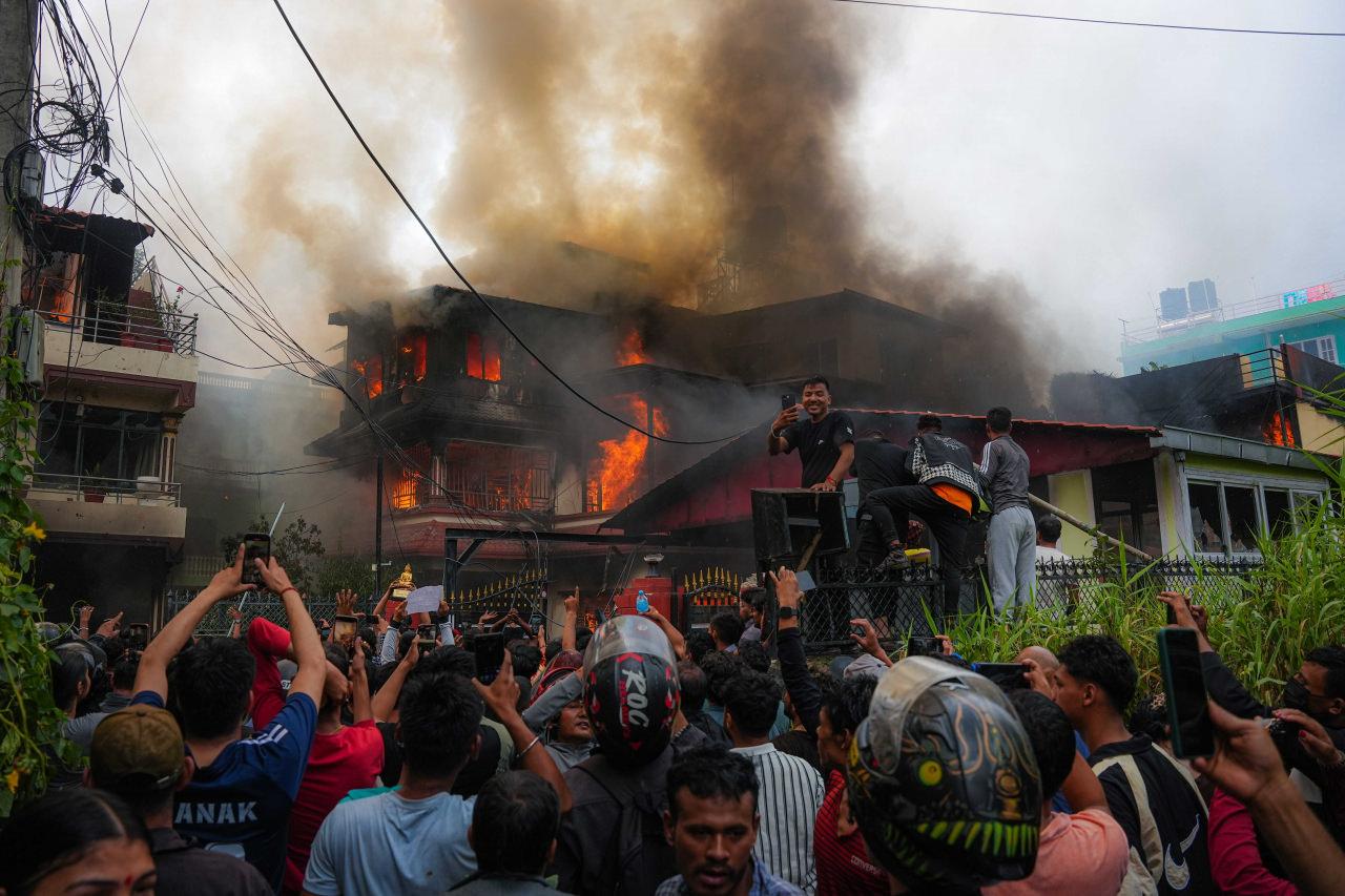 Katmandu'daki Z Kuşağı gösterileri sırasında, protestocular Başbakan K. P. Sharma Oli'nin Balkot'ta evini ateşe verdi. Başbakan KP Sharma Oli, olayların büyümesinin ardından istifa etmişti