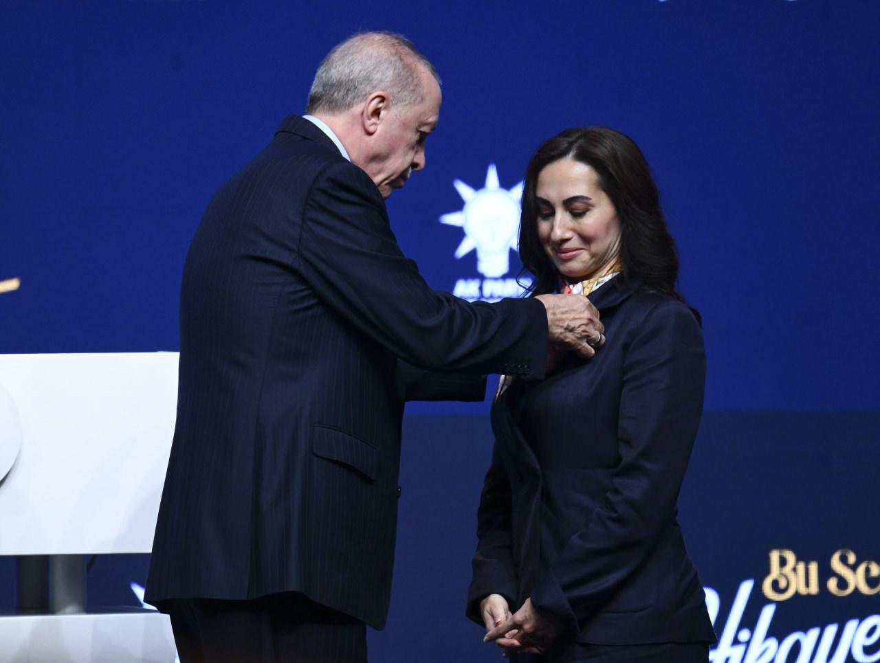 Cumhurbaşkanı ve AK Parti Genel Başkanı Recep Tayyip Erdoğan, Haliç Kongre Merkezi'nde düzenlenen AK Parti Teşkilat Akademisi Kapanış Programı'na katıldı. Cumhurbaşkanı Erdoğan, CHP'den istifa ederek AK Parti'ye katılan Beykoz Belediye Başkan Vekili Özlem Vural Gürzel'e parti rozetini taktı.