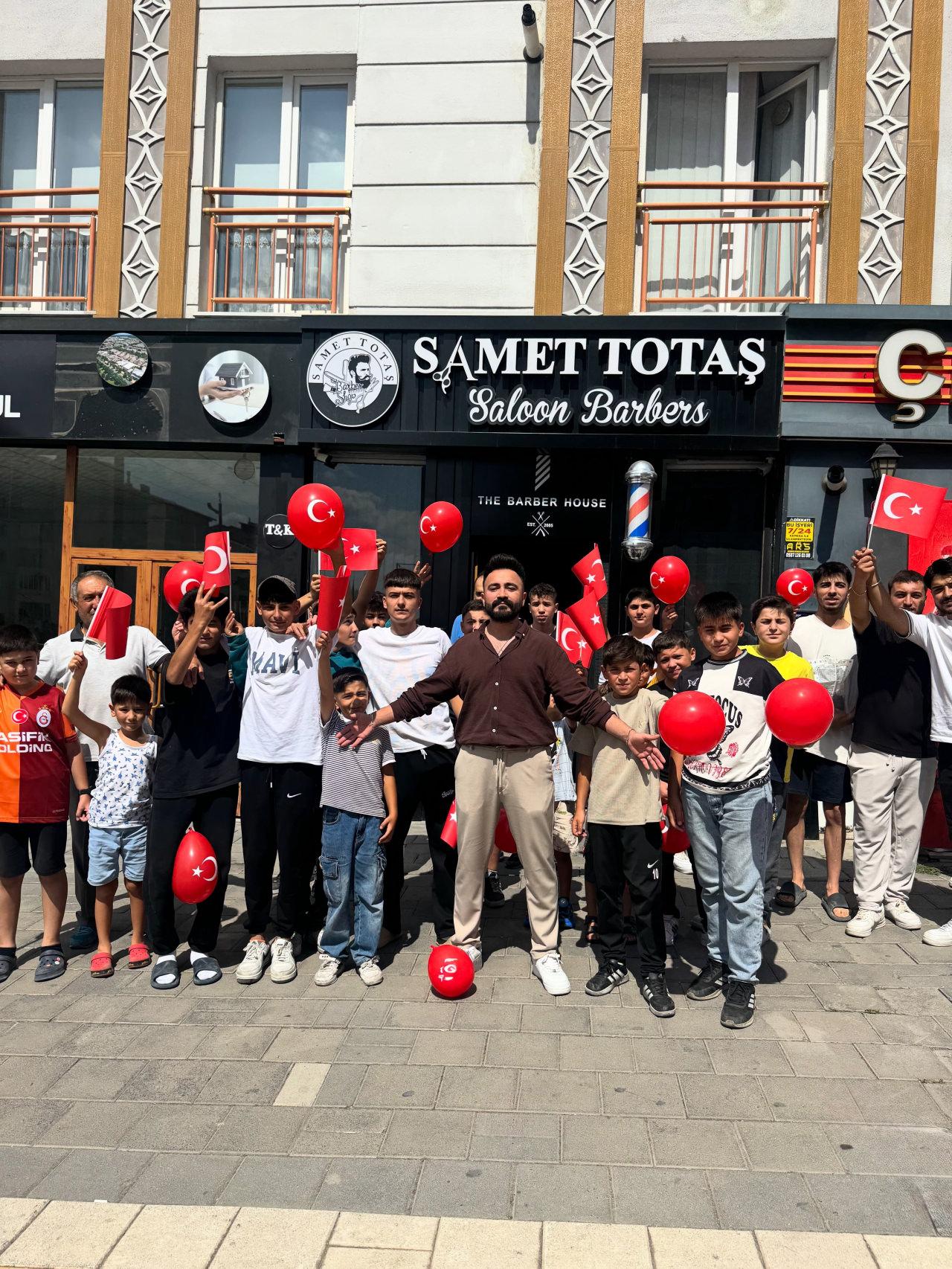 Okula başlayan öğrenciler tıraşlarını oldular.