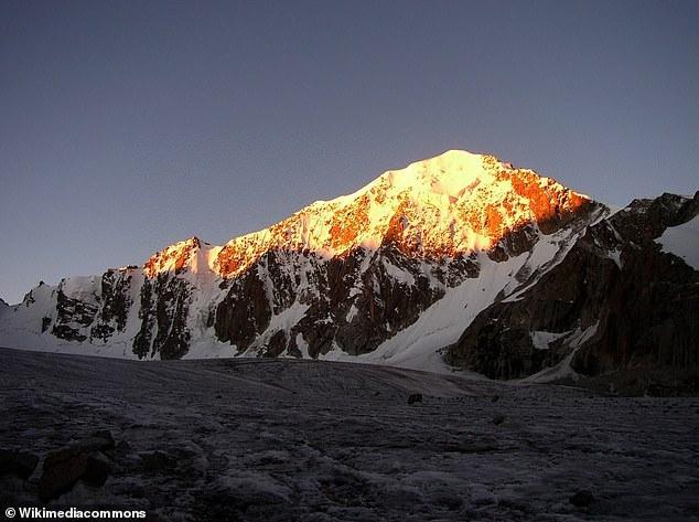 Dzungarian Alatau (resimde), Çin'in Dzungaria bölgesi ile Kazakistan'ın Zhetysu bölgesi sınırında yer almaktadır.