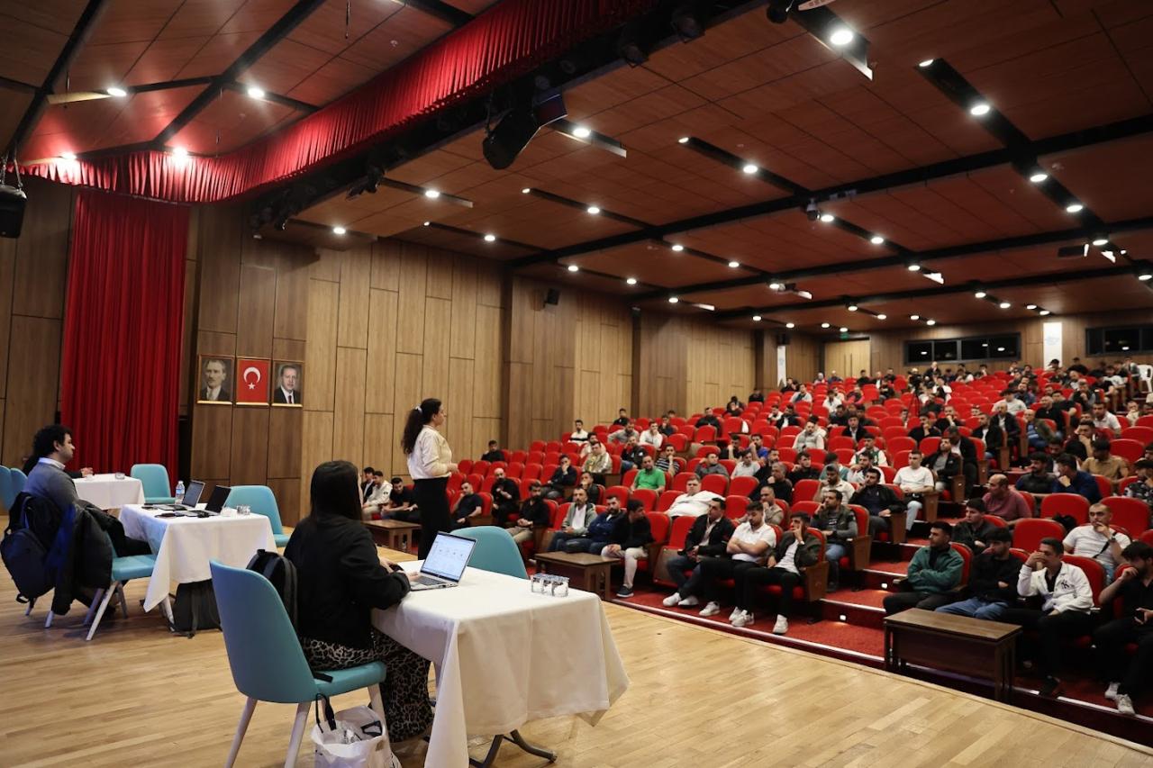 Kariyer merkezi, 3.5 yılda farklı sektörlerde 3047 kişiyi istihdam etti. 