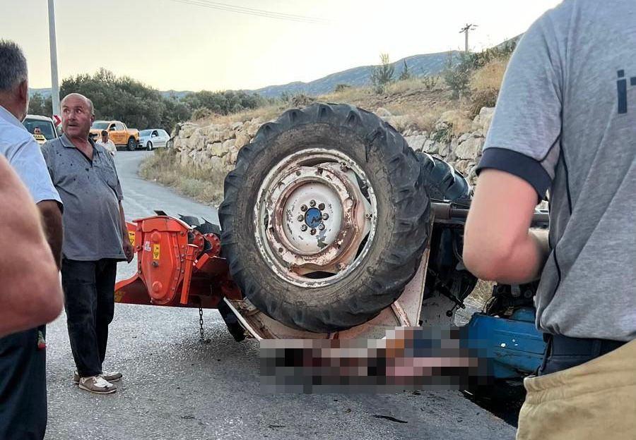 Egemen Kalfa (36) devrilen traktörün altında kaldı. 