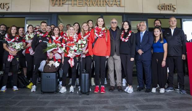 Dünya ikincisi A Milli Kadın Voleybol Takımı yurda döndü