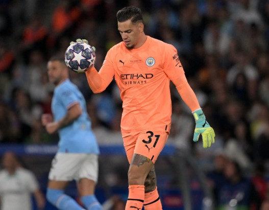 Brezilyalı file bekçisi Ederson