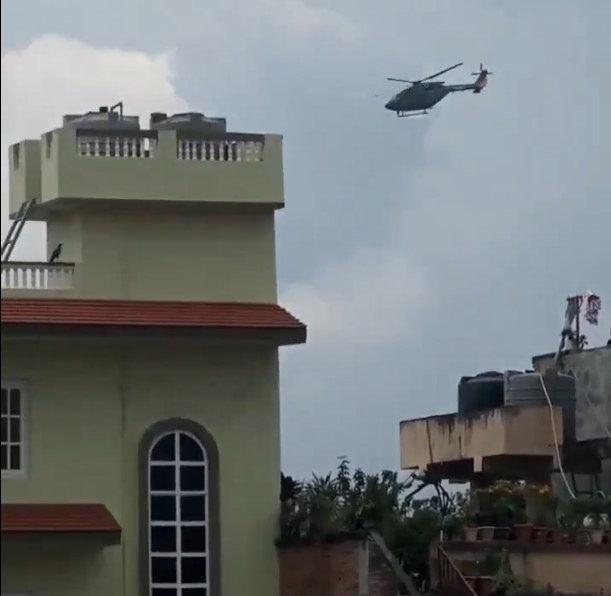 Nepal Başbakanı istifa edip helikopterle kaçtı.