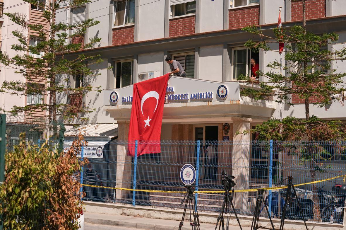 İzmir'de silahlı saldırı sonucu 2 polisin şehit olduğu Balçova ilçesindeki Balçova Salih İşgören Polis Merkezi Amirliğine Türk bayrağı asıldı.