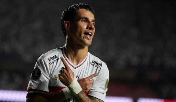 Menajerler Beşiktaş'a milli futbolcuyu &ouml;nerdi! Kartal Brezilya pazarına y&ouml;neldi