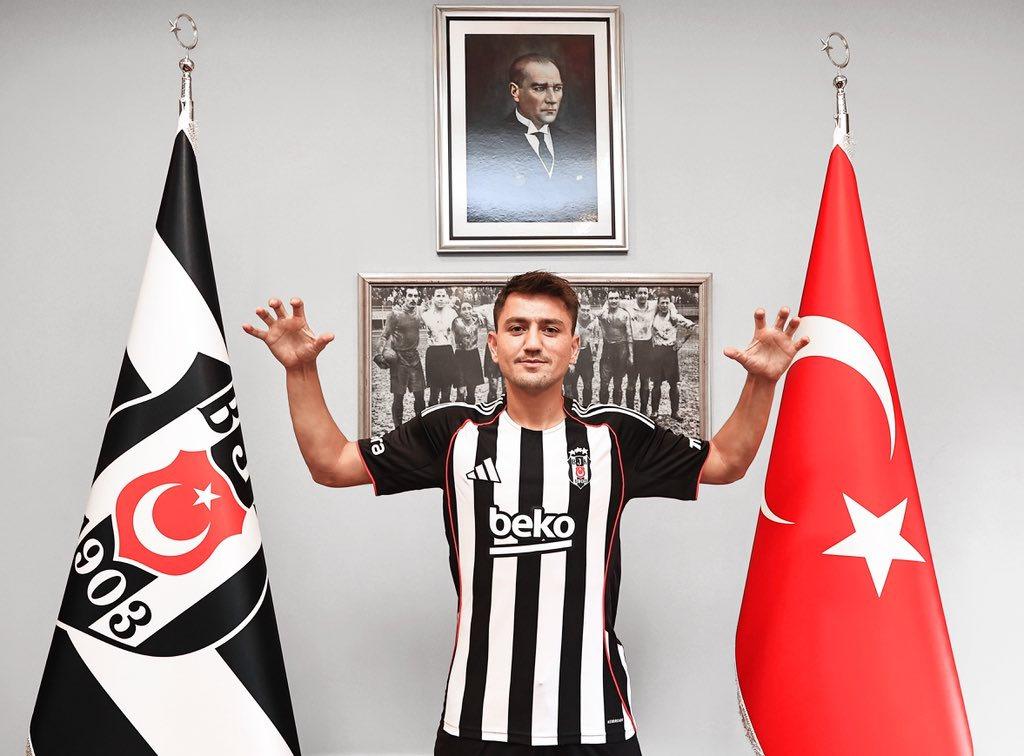 Cengiz Ünder, Beşiktaş formasıyla kamera karşısında.