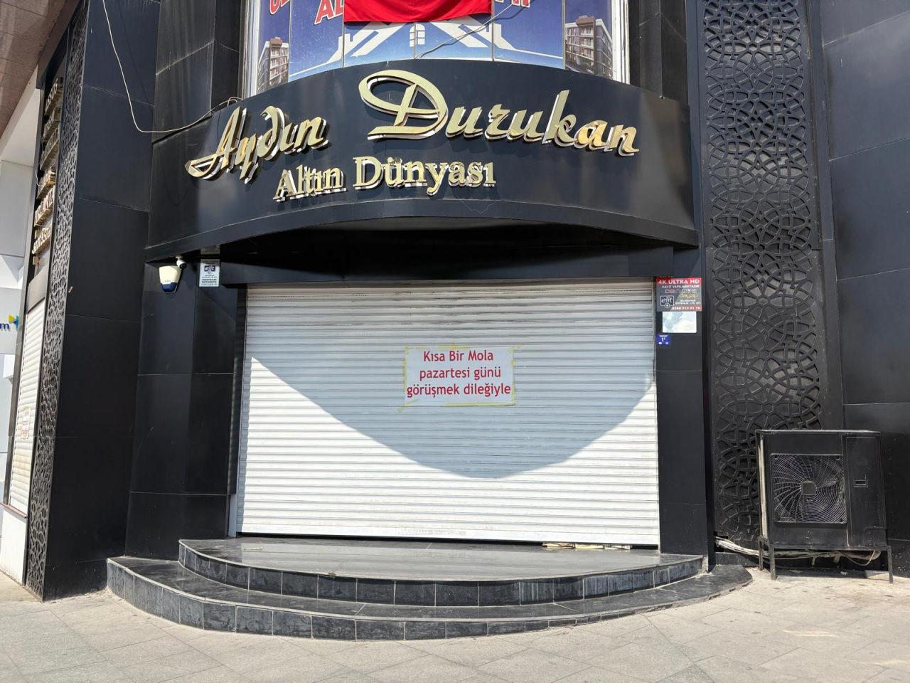 Ahmet Durukan'ın kuyumcu dükkanına astığı not