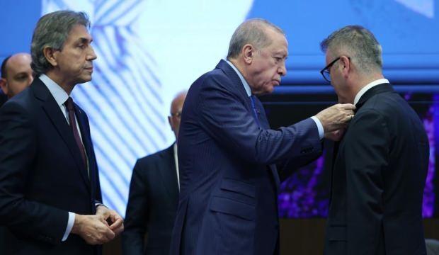 Rozetleri Erdoğan taktı: Seydişehir ve Emirgazi Belediye Başkanları AK Parti'ye katıldı
