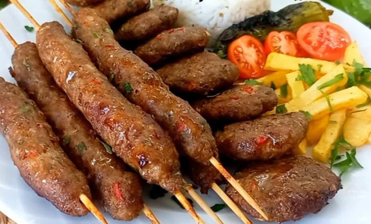 Sofraların yeni gözdesi: Fırında patatesli şiş köfte tarifi