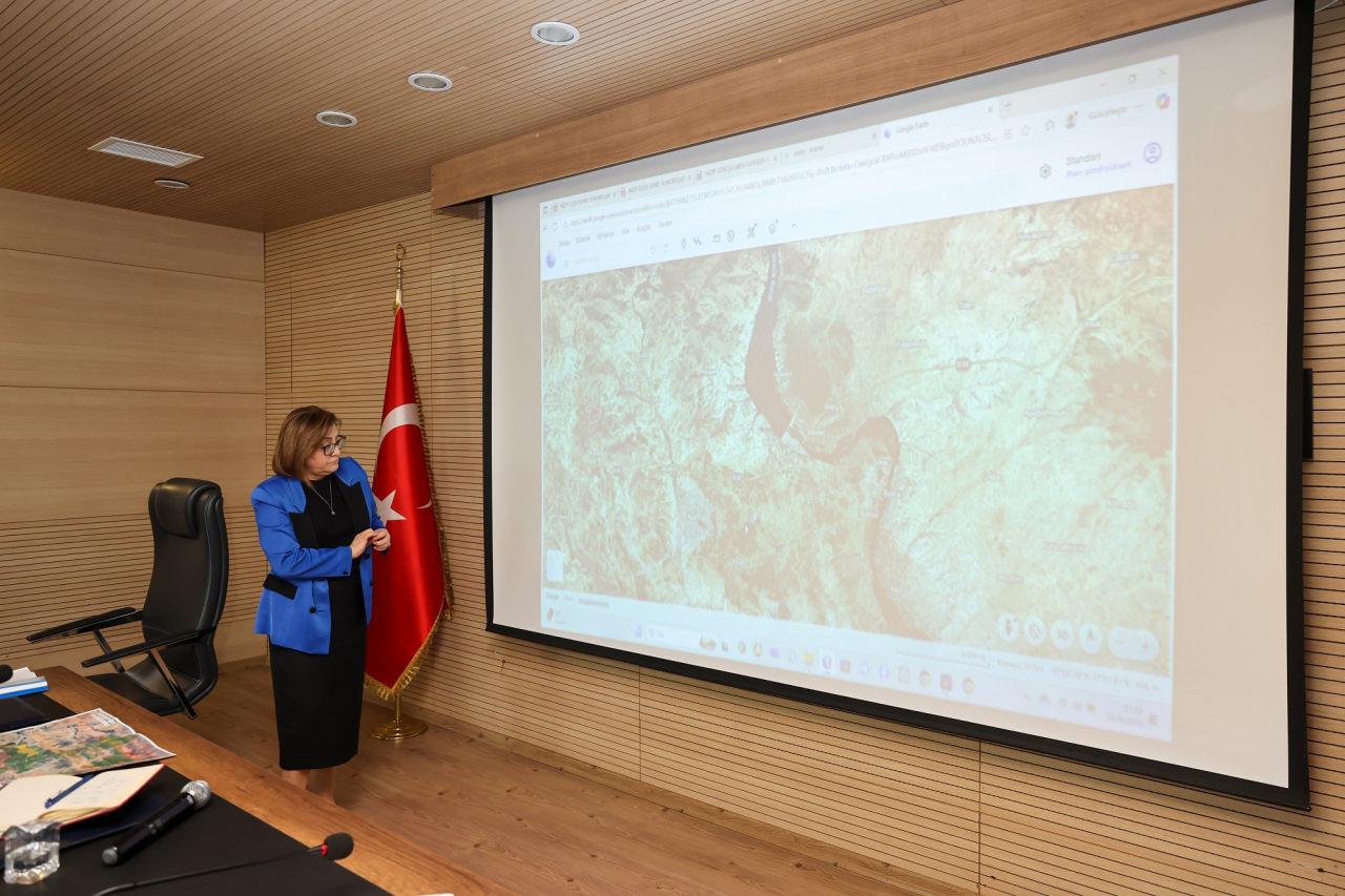 Gaziantep Büyükşehir Belediye Başkanı Fatma Şahin, çalışmalarla ilgili açıklama yapıyor.