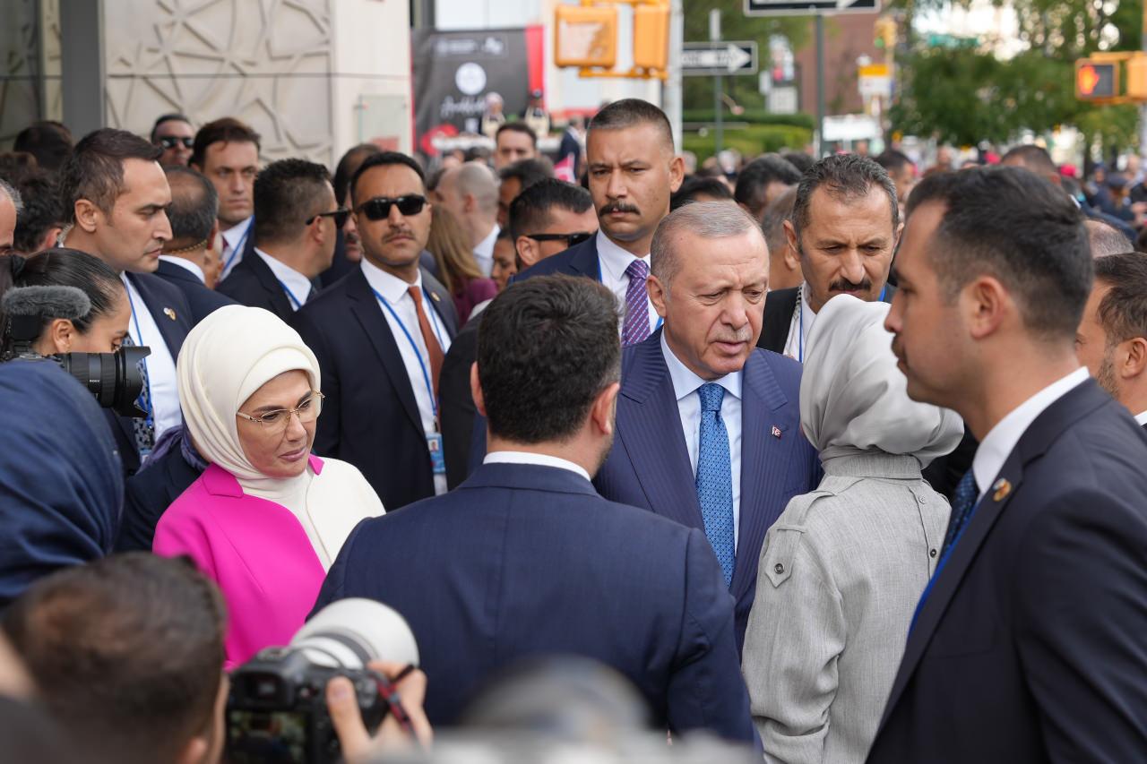 Cumhurbaşkanı Recep Tayyip Erdoğan, Birleşmiş Milletler 80. Genel Kurulu’na katılmak üzere kalabalık bir heyetle New York’ta bulunan Türkevi'ne geldi.