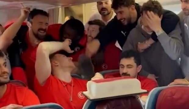 12 Dev Adam'a yurda d&ouml;n&uuml;ş u&ccedil;ağında pasta jesti