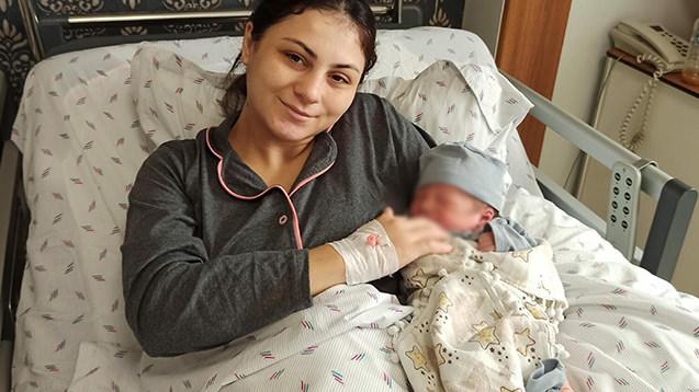 Özlem Uygun ve bugün doğan bebeği Yücel Yeşil.