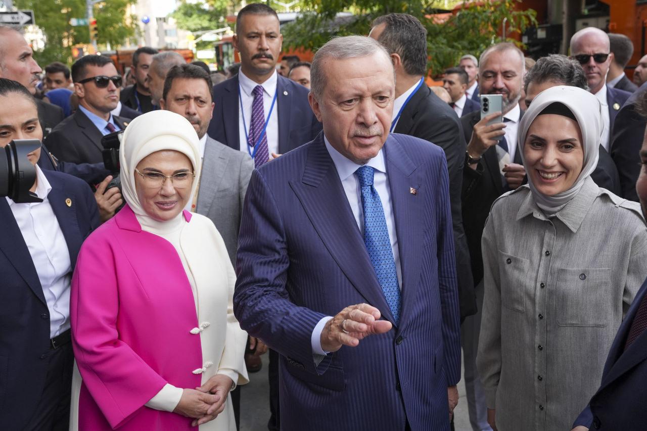Cumhurbaşkanı Erdoğan'a eşi Emine Erdoğan eşlik etti.