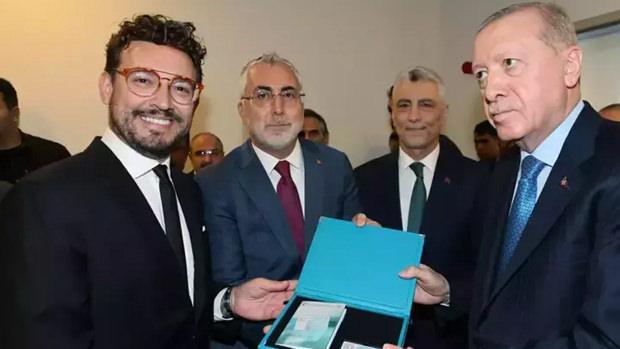 Cumhurbaşkanı Erdoğan'ın İtalyan şef Danilo Zanna'ya Turkuaz Kart verirken