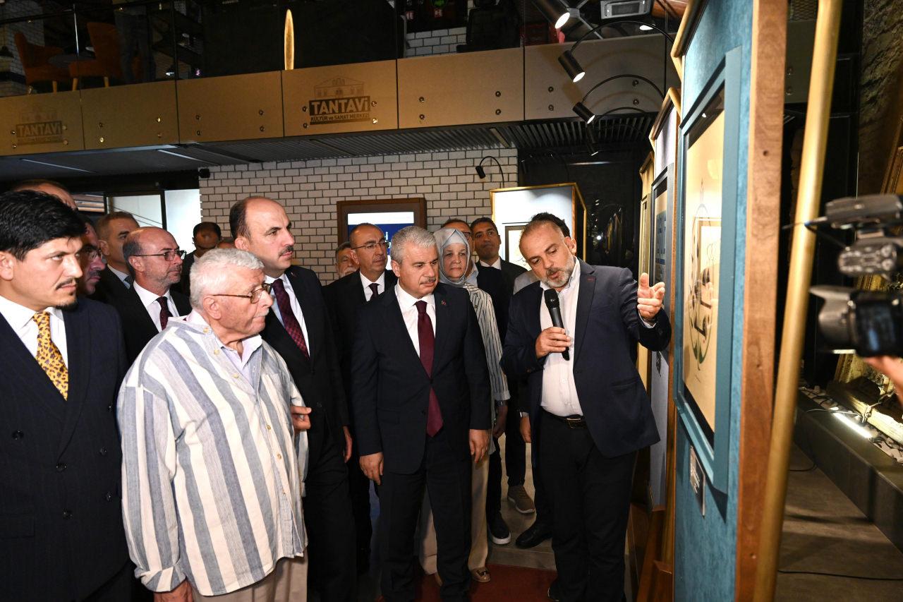 “Adil-i Mutlak” Sergisi'nde sergilenen eserler, ziyaretçilere anlatılıyor. 