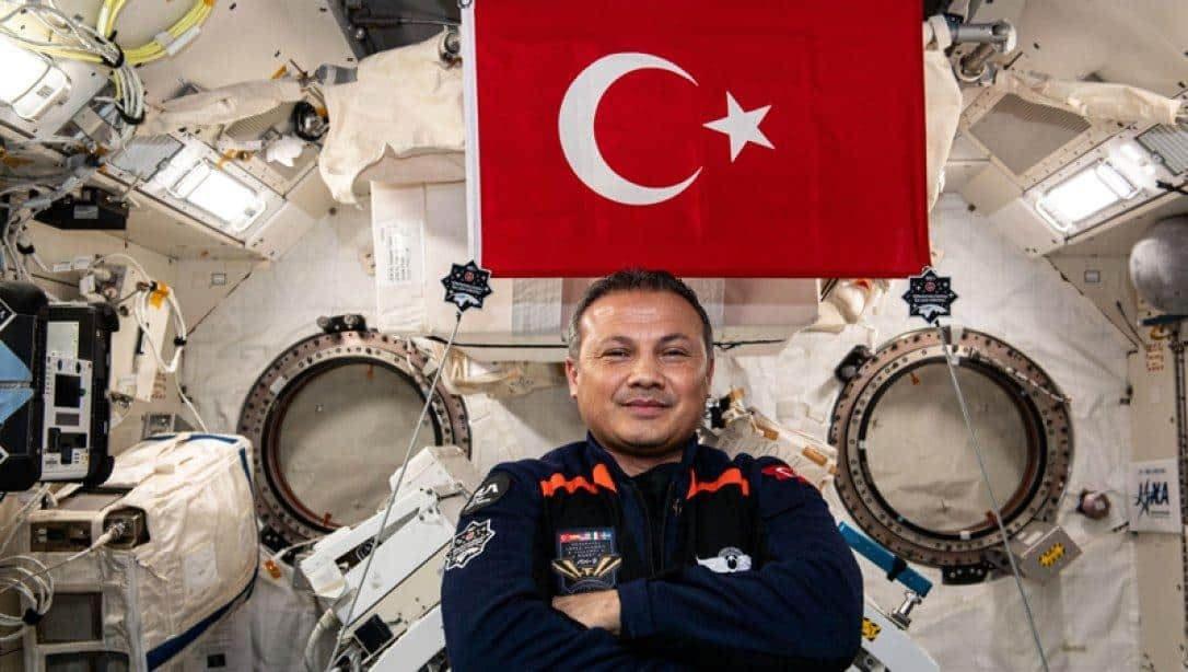 Türkiye'nin ilk astronotu Alper Gezeravcı