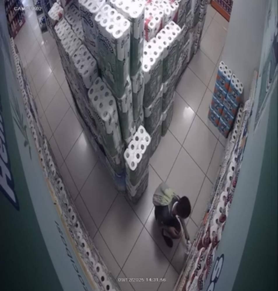 M.R.K (10) isimli çocuğun marketi kundakladığı anlar kameraya yansıdı.