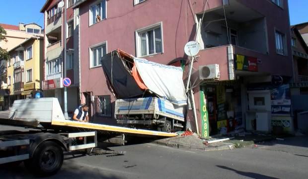 Üsküdar'da kamyonet iş yerine girdi