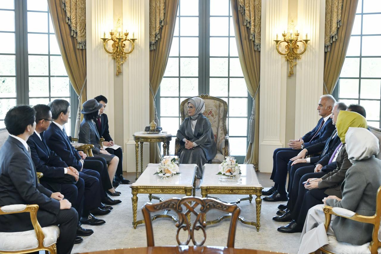 Emine Erdoğan, Japonya Altes Prensesi Mikasa ile görüştü.